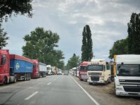 Польща ініціює експериментальний КПП для прискорення пропуску вантажівок на кордоні з Україною