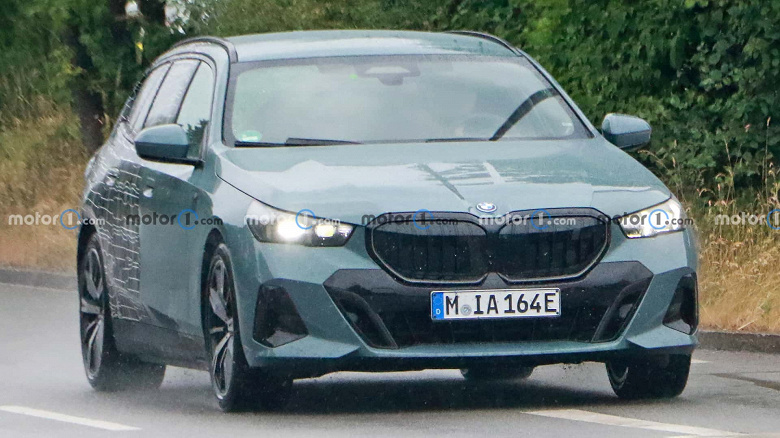 Так выглядит новейшая BMW 5-series в кузове универсал. Живые фото новинки, лишь частично прикрытой камуфляжем
