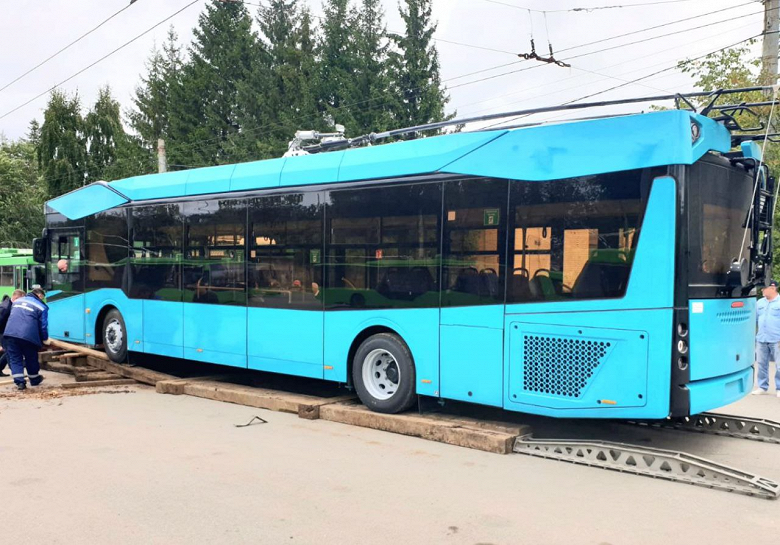 14 USB-разъёмов, удобный мультируль, 90 мест, раздельное управлением климатом. Первые троллейбусы МАЗ нового поколения уже прибывают в Казань