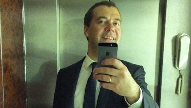 Дмитрий Медведев засомневался в лояльности Яндекса к России. Он протестировал нейросеть «Шедеврум»