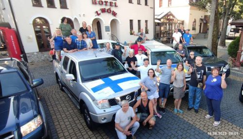 Фінські активісти передали Україні 13 автомобілів
