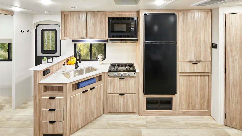 Полноценный дом на колёсах с огромной кухней, ванной и фарфоровым унитазом — дешевле 30 000 долларов. Представлен Winnebago Access