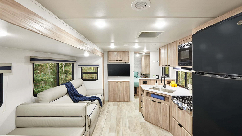 Полноценный дом на колёсах с огромной кухней, ванной и фарфоровым унитазом — дешевле 30 000 долларов. Представлен Winnebago Access