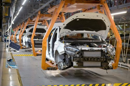 Для виробництва Lada не вистачає не тільки комплектуючих, але й робітників. Будуть залучати зеків та гастербайтерів - АвтоВАЗ