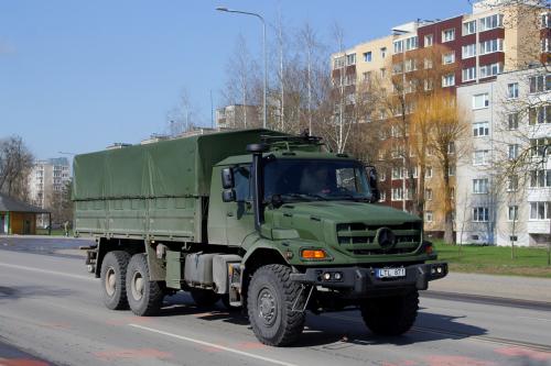 В Україну вже поставлено більше 100 військових вантажівок Mercedes-Benz Zetros