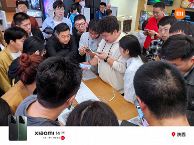 В Китае люди выстраиваются в очереди, чтобы заказать Xiaomi 14 и Xiaomi 14 Pro. Фото толп в магазинах