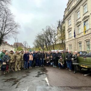 Британські фермери та волонтери особисто привезли на Львівщину ще 35 позашляховиків для ЗСУ