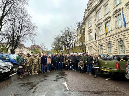 Британські фермери та волонтери особисто привезли на Львівщину ще 35 позашляховиків для ЗСУ
