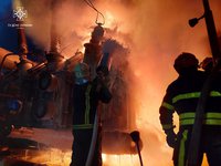Рятувальники ліквідують пожежу у складських приміщеннях із ламінатом у Вінниці