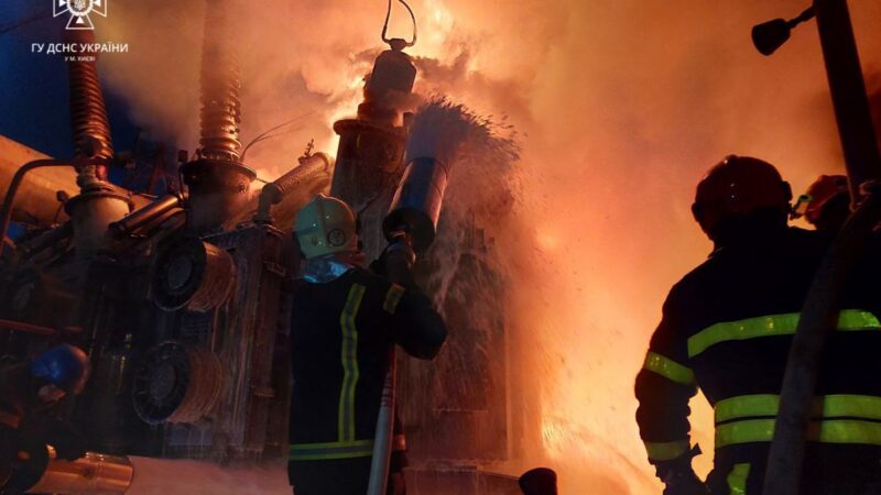 Рятувальники ліквідують пожежу у складських приміщеннях із ламінатом у Вінниці