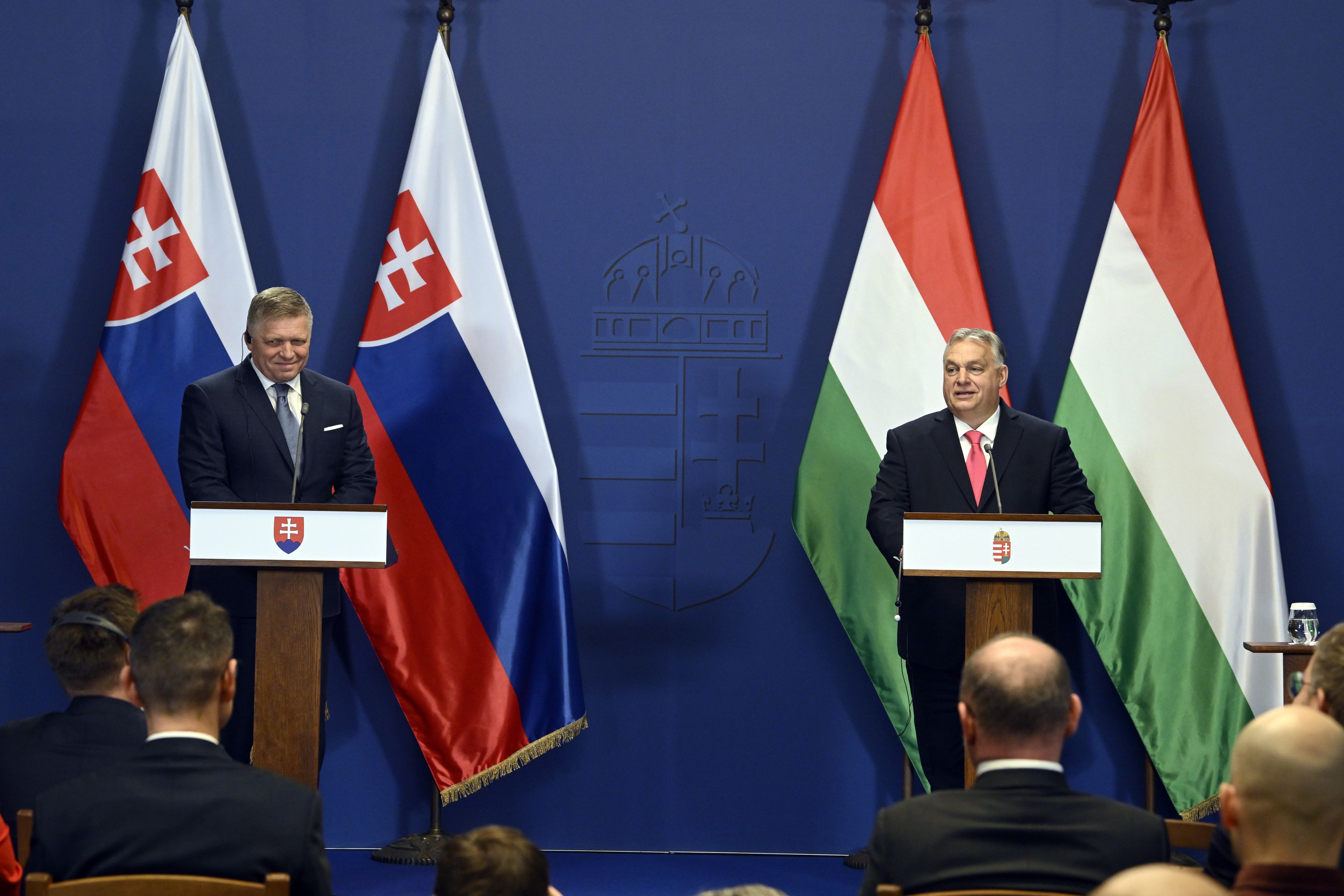 Роберт Фіцо та Віктор Орбан (Фото: EPA/Szilard Koszticsak)