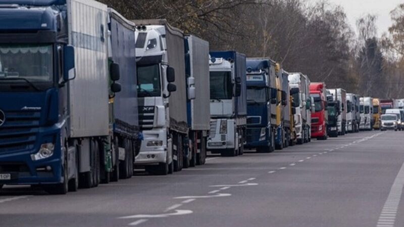 Поліція Польщі розслідує інцидент біля ПП “Ягодин-Дорогуськ”, під час якого поляки висипали зерно з українських вантажівок