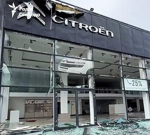 В Києві відновили зруйнований автосалон
