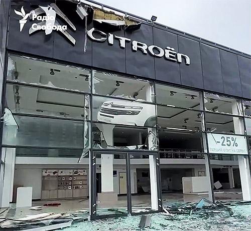 В Києві відновили зруйнований автосалон - автосалон