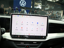 Представлен новейший Volkswagen Magotan на платформе Passat B9. 5-метровый седан получил совершенно новый дизайн и три экрана на передней панели