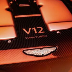 Двигуни V12 ще будуть існувати. Aston Martin анонсує найпотужнішу версію для справжніх "петролхедів"