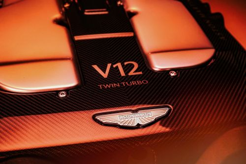 Двигуни V12 ще будуть існувати. Aston Martin анонсує найпотужнішу версію для справжніх "петролхедів"