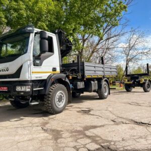 В Україні випустили бортову вантажівку АТВ-15/1 з крано-маніпуляторною установкою на повноприводному шасі IVECO