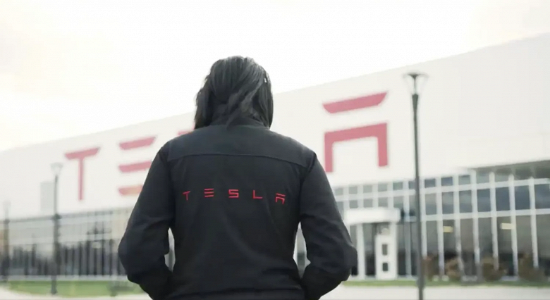Ветеран Tesla, запустивший Tesla Cybertruck и Model S Plaid, раскритиковал Илона Маска и увольнения, которые «подрывают моральный дух компании», и ушёл сам