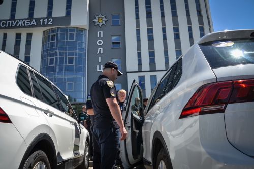 Естонські поліцейські передали Україні 31 патрульний автомобіль