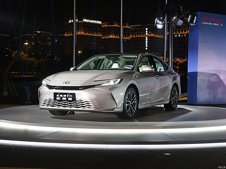Новейшая Toyota Camry наконец-то обзавелась самым мощным мотором. 230 л.с. и расход всего 4,55 л/100 км