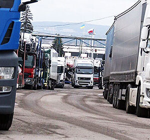 Польща знову призупинила пропуск українських вантажівок через кордон