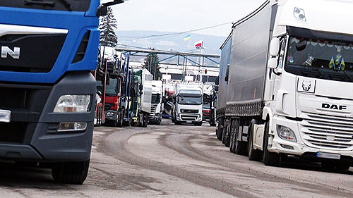 Польща знову призупинила пропуск українських вантажівок через кордон - кордон