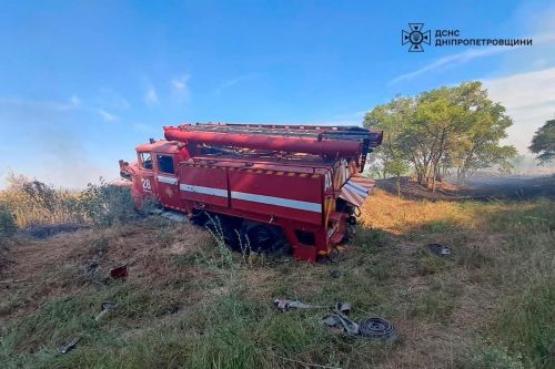 Ворог продовжує цілеспрямовано знищувати автівки рятувальників