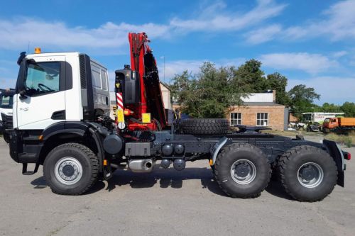 На сідельні тягачі IVECO T-WAY 6х6 почали встановлювати крани-маніпулятори - IVECO