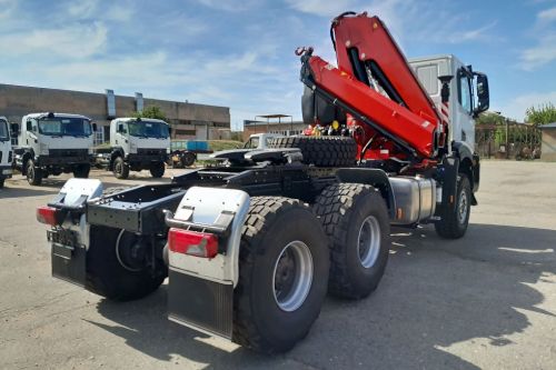 На сідельні тягачі IVECO T-WAY 6х6 почали встановлювати крани-маніпулятори - IVECO