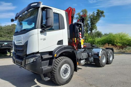 На сідельні тягачі IVECO T-WAY 6х6 почали встановлювати крани-маніпулятори - IVECO