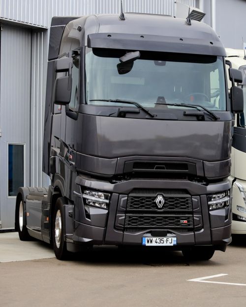 Renault Trucks також долучилась до підготовки жінок водійок вантажівок - Renault