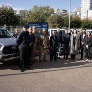 Служба з розмінування отримала 13 пікапів Toyota Hilux